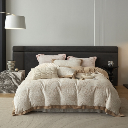 91家纺网 家纺一手货源 找家纺 （总）薏思家纺 2025新款加厚雕花绒大飞边宽边四件套