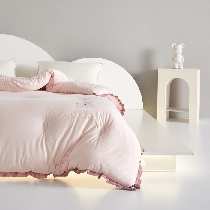 91家纺网 家纺一手货源 找家纺 莱福仕家纺 2023新款A类云感亲肤被 茶蕊兔（豆蔻粉）