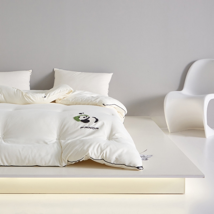 91家纺网 家纺一手货源 找家纺 莱福仕家纺 2023新款A类裸感熊猫被 熊猫抱抱（奶油白）
