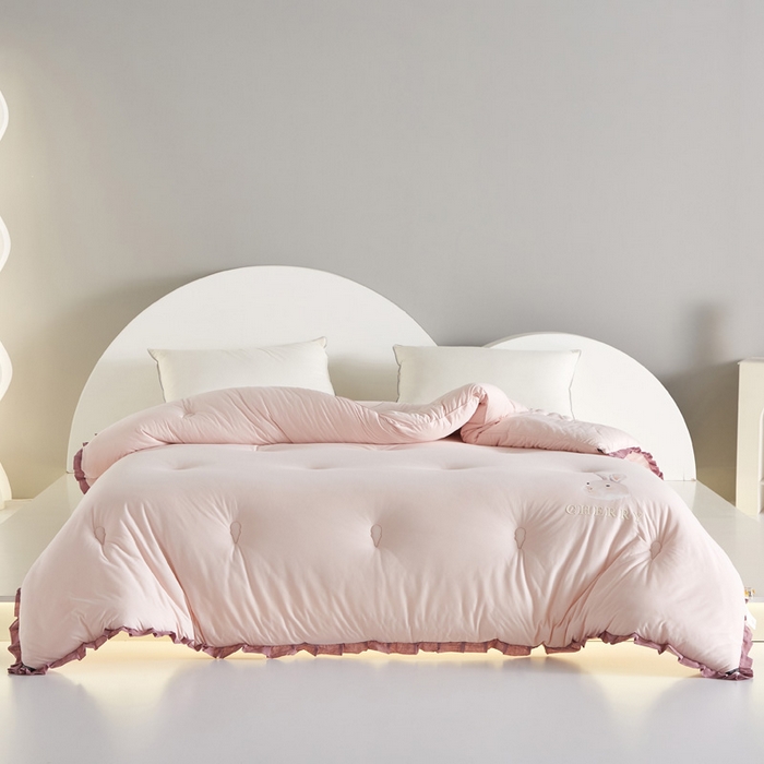 91家纺网 家纺一手货源 找家纺 莱福仕家纺 2023新款A类云感亲肤被 茶蕊兔（豆蔻粉）