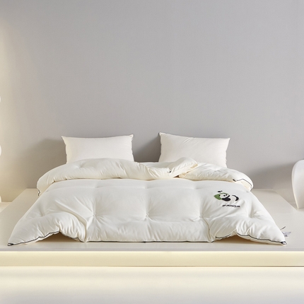 91家纺网 家纺一手货源 找家纺 莱福仕家纺 2023新款A类裸感熊猫被 熊猫抱抱（奶油白）