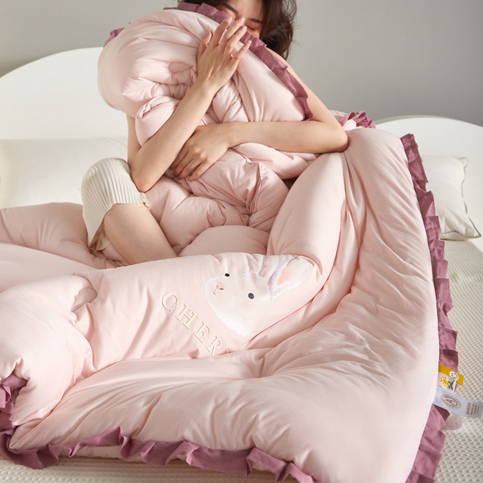 91家纺网 家纺一手货源 找家纺 莱福仕家纺 2023新款A类云感亲肤被 茶蕊兔（豆蔻粉）