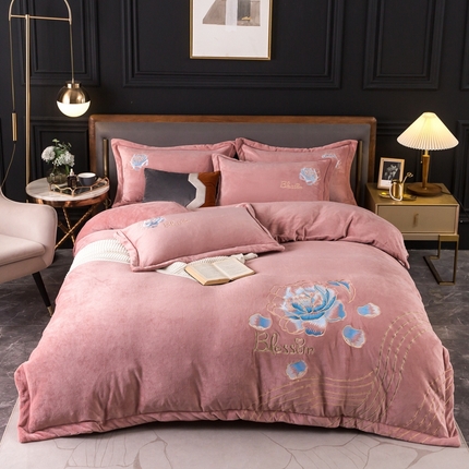 91家纺网 家纺一手货源 找家纺 （总）找底底家纺 2023款9斤全消光重工刺绣纯色牛奶绒四件套-富贵花开