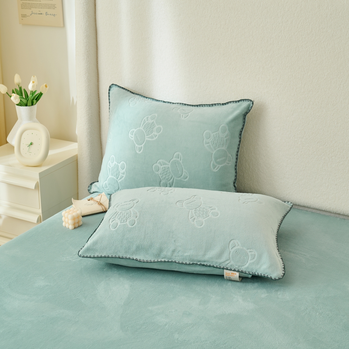 91家纺网 家纺一手货源 找家纺 21度C 2023新款布叮熊云朵压花绒包边三角针枕套 布叮熊三角针浅蓝