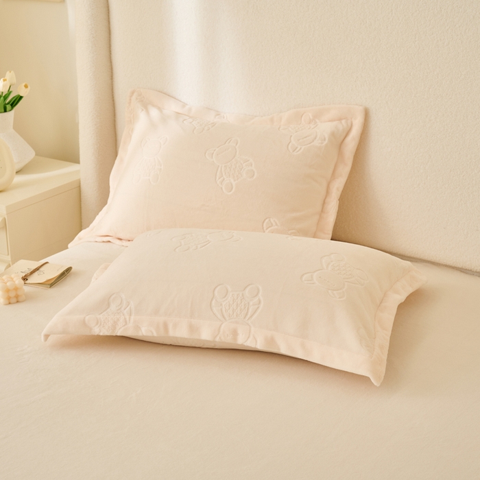 91家纺网 家纺一手货源 找家纺 21度C 2023新款布叮熊云朵压花绒包边三角针枕套 布叮熊包边款奶白