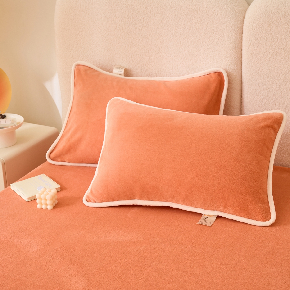 91家纺网 家纺一手货源 找家纺 21度C 2023新款布叮熊云朵压花绒包边三角针枕套 云朵包边款-玫红