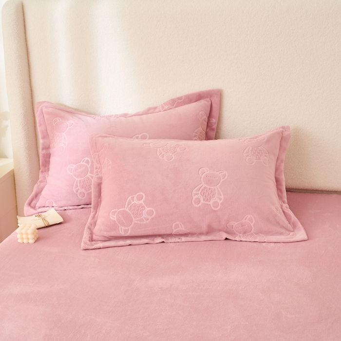 91家纺网 家纺一手货源 找家纺 21度C 2023新款布叮熊云朵压花绒包边三角针枕套 布叮熊包边款藕粉