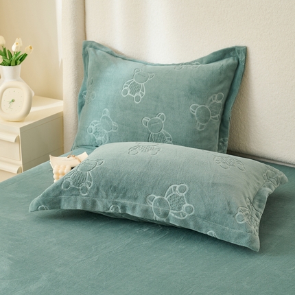 21度C 2023新款布叮熊云朵压花绒包边三角针枕套 布叮熊包边款茶绿