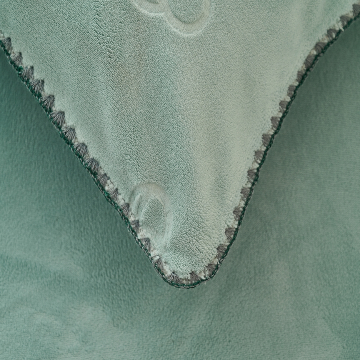 91家纺网 家纺一手货源 找家纺 21度C 2023新款布叮熊云朵压花绒包边三角针枕套 布叮熊三角针浅蓝