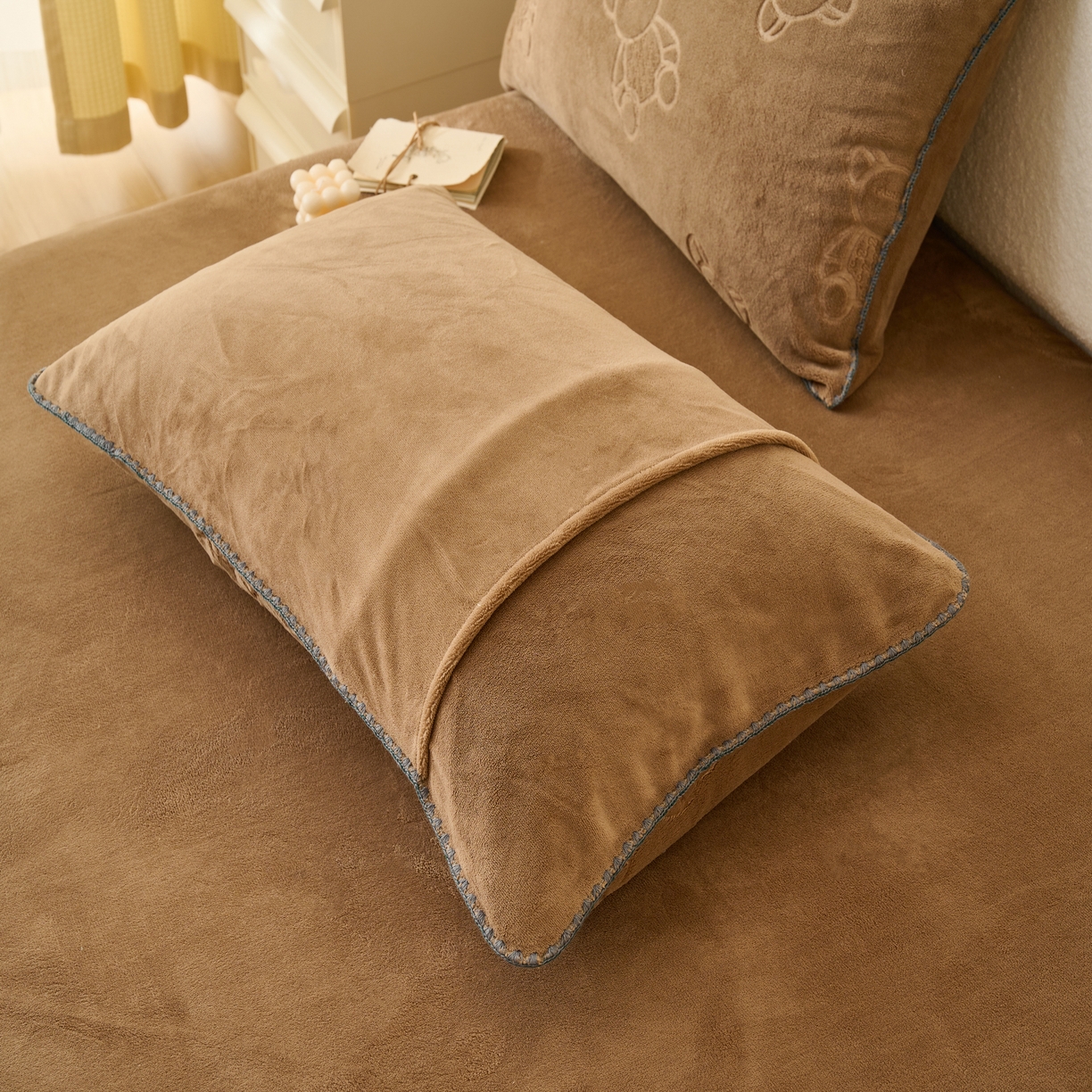 91家纺网 家纺一手货源 找家纺 21度C 2023新款布叮熊云朵压花绒包边三角针枕套 布叮熊三角针卡其