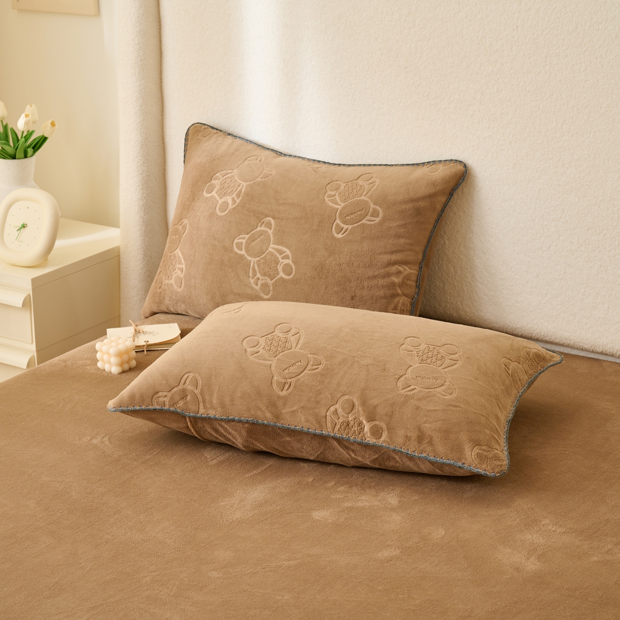 91家纺网 家纺一手货源 找家纺 21度C 2023新款布叮熊云朵压花绒包边三角针枕套 布叮熊三角针卡其