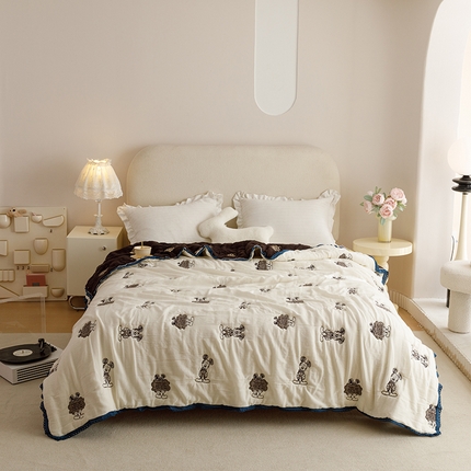 91家纺网 家纺一手货源 找家纺 （总）麻依 2023新款卡通款云朵纱泡芙被双层纱布春秋四季被子毛巾被