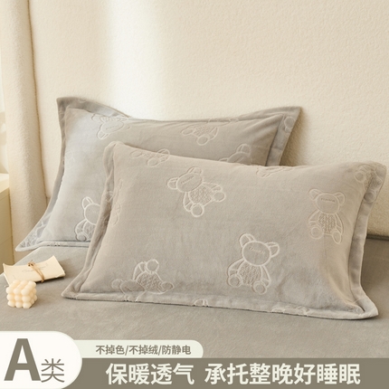 91家纺网 家纺一手货源 找家纺 21度C 2023新款布叮熊云朵压花绒包边三角针枕套 布叮熊包边款烟灰
