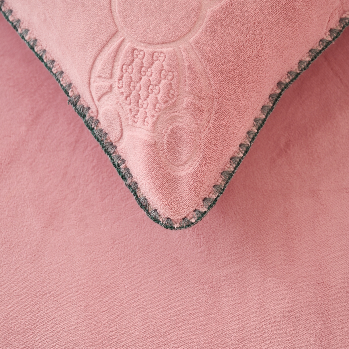 91家纺网 家纺一手货源 找家纺 21度C 2023新款布叮熊云朵压花绒包边三角针枕套 布叮熊三角针藕粉