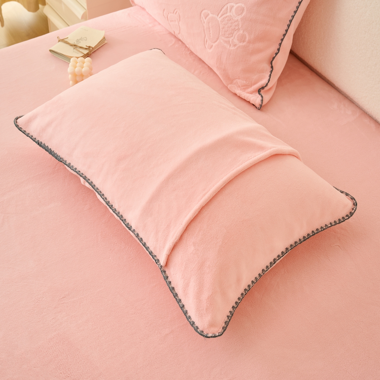 91家纺网 家纺一手货源 找家纺 21度C 2023新款布叮熊云朵压花绒包边三角针枕套 布叮熊三角针浅粉