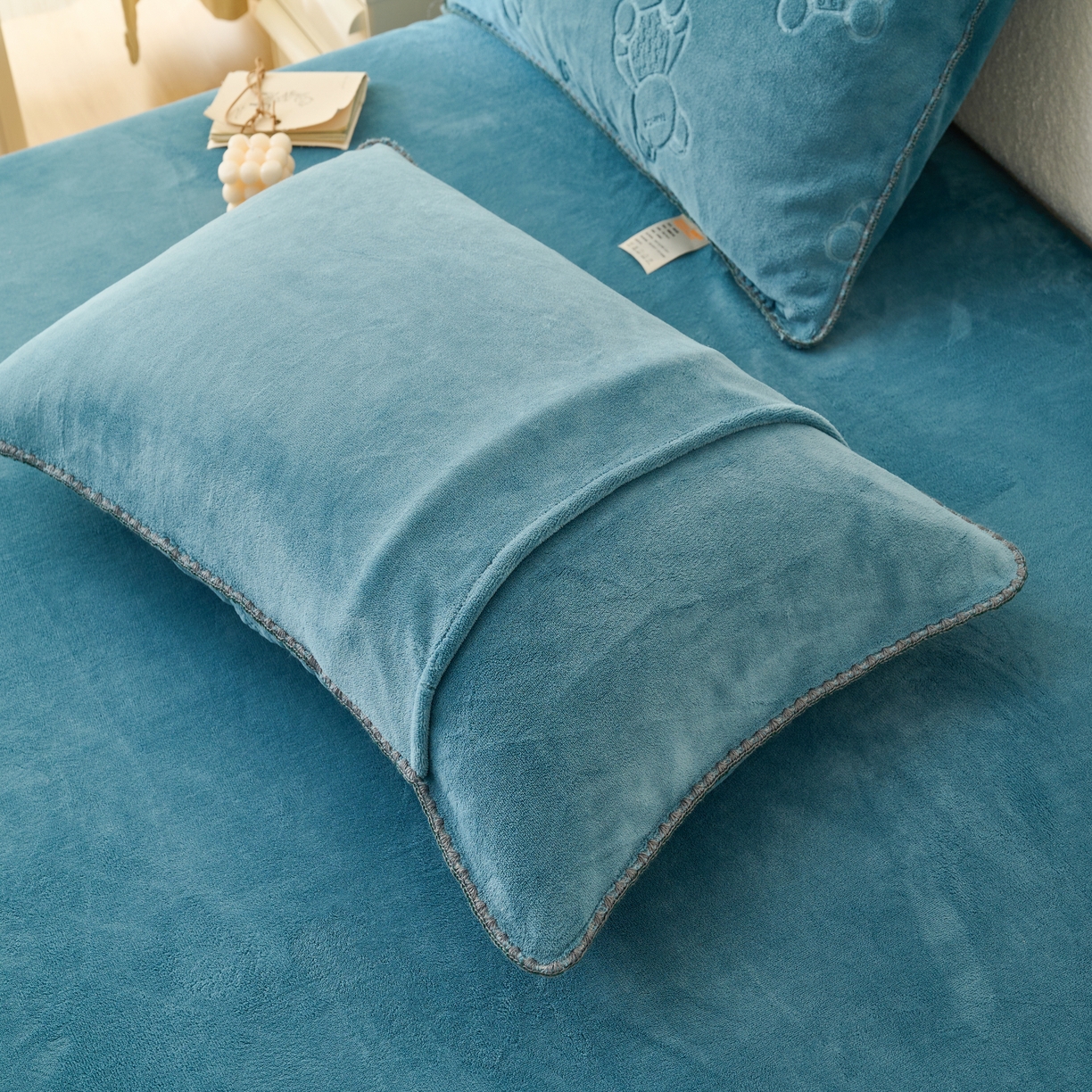 91家纺网 家纺一手货源 找家纺 21度C 2023新款布叮熊云朵压花绒包边三角针枕套 布叮熊三角针雾蓝