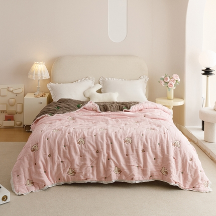 91家纺网 家纺一手货源 找家纺 （总）麻依 2023新款卡通款云朵纱泡芙被双层纱布春秋四季被子毛巾被