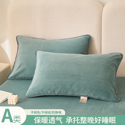 91家纺网 家纺一手货源 找家纺 21度C 2023新款布叮熊云朵压花绒包边三角针枕套 云朵三角针茶绿