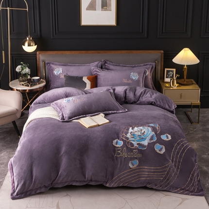 91家纺网 家纺一手货源 找家纺 （总）找底底家纺 2023款9斤全消光重工刺绣纯色牛奶绒四件套-富贵花开