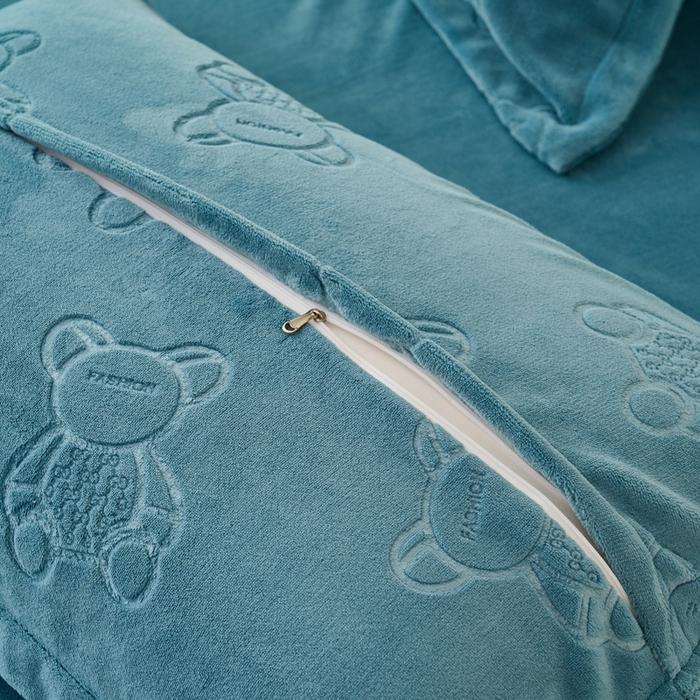 91家纺网 家纺一手货源 找家纺 21度C 2023新款布叮熊云朵压花绒包边三角针枕套 布叮熊包边款雾蓝