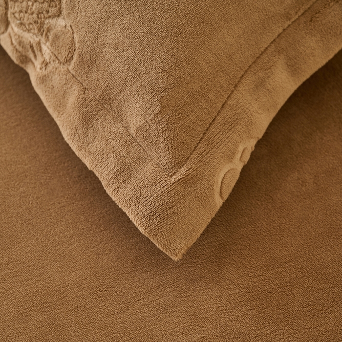 91家纺网 家纺一手货源 找家纺 21度C 2023新款布叮熊云朵压花绒包边三角针枕套 布叮熊包边款卡其