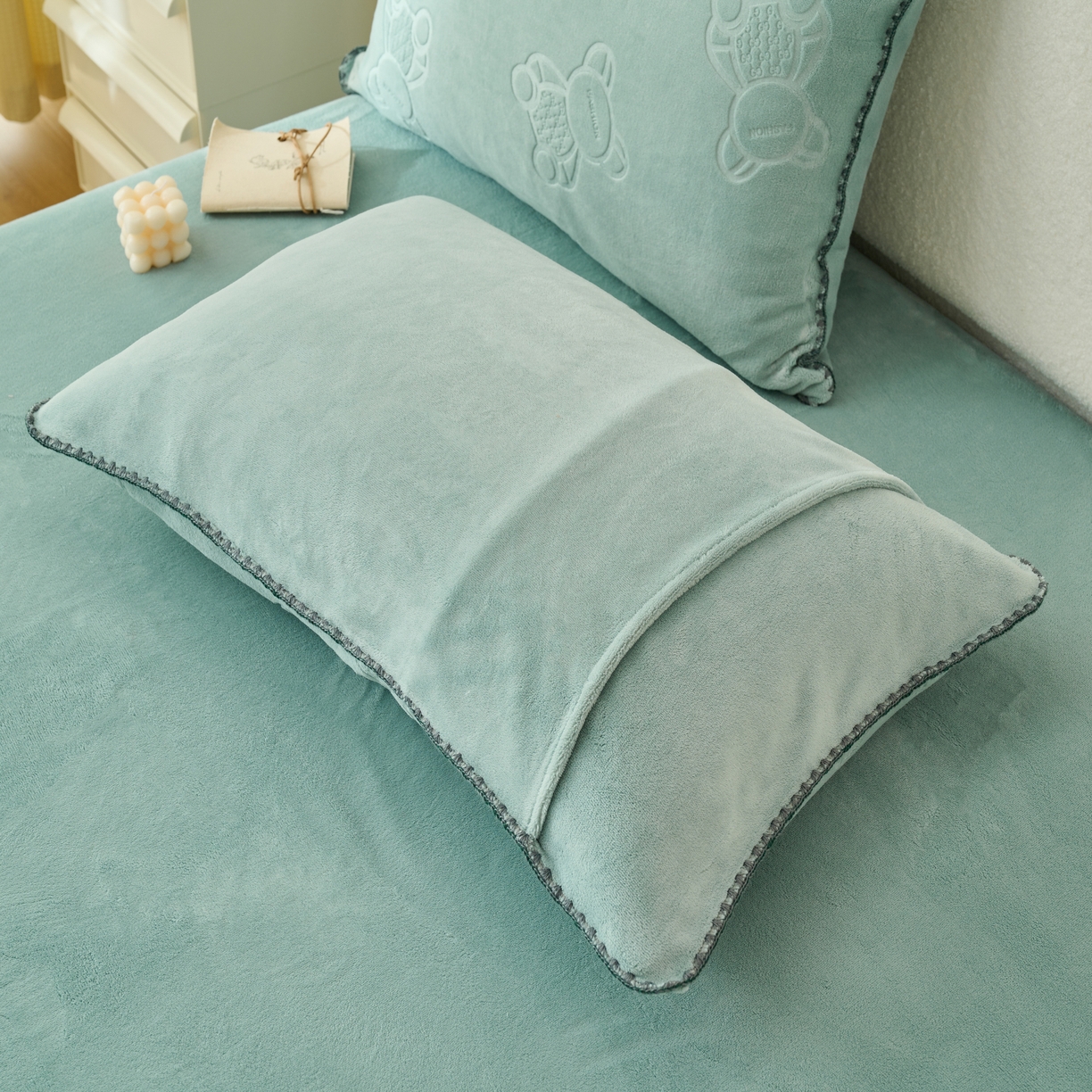 91家纺网 家纺一手货源 找家纺 21度C 2023新款布叮熊云朵压花绒包边三角针枕套 布叮熊三角针浅蓝