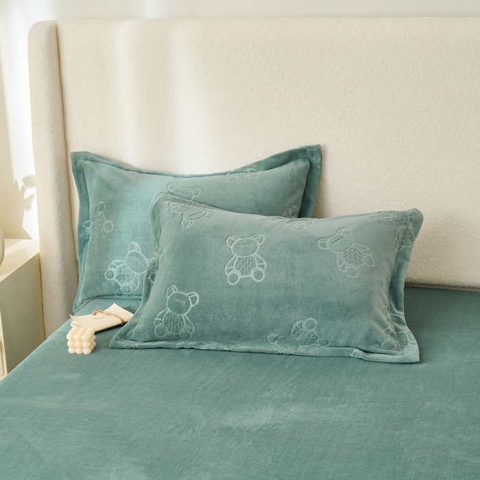 91家纺网 家纺一手货源 找家纺 21度C 2023新款布叮熊云朵压花绒包边三角针枕套 布叮熊包边款茶绿