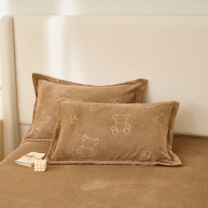 91家纺网 家纺一手货源 找家纺 21度C 2023新款布叮熊云朵压花绒包边三角针枕套 布叮熊包边款卡其