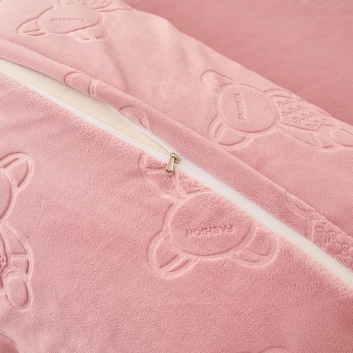 91家纺网 家纺一手货源 找家纺 21度C 2023新款布叮熊云朵压花绒包边三角针枕套 布叮熊包边款藕粉