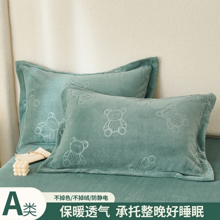 91家纺网 家纺一手货源 找家纺 21度C 2023新款布叮熊云朵压花绒包边三角针枕套 布叮熊包边款茶绿