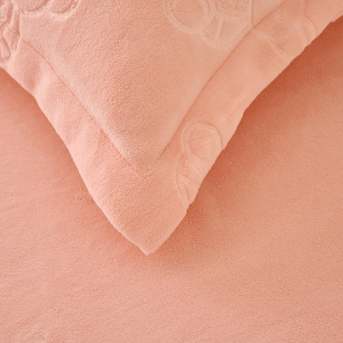 91家纺网 家纺一手货源 找家纺 21度C 2023新款布叮熊云朵压花绒包边三角针枕套 布叮熊包边款浅粉