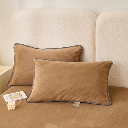 21度C 2023新款布叮熊云朵压花绒包边三角针枕套 云朵三角针-卡其