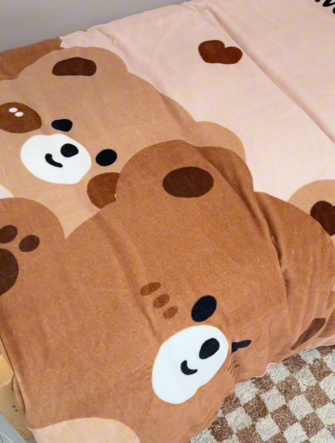 91家纺网 家纺一手货源 找家纺 宅部落 2023新款大版卡通牛奶绒三件套 2.可爱棕熊