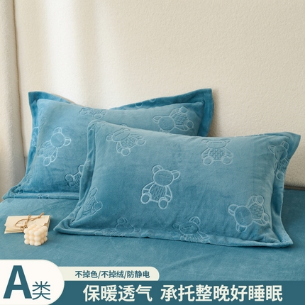 91家纺网 家纺一手货源 找家纺 （总）21度C 2023新款布叮熊云朵压花绒牛奶绒包边三角针枕套