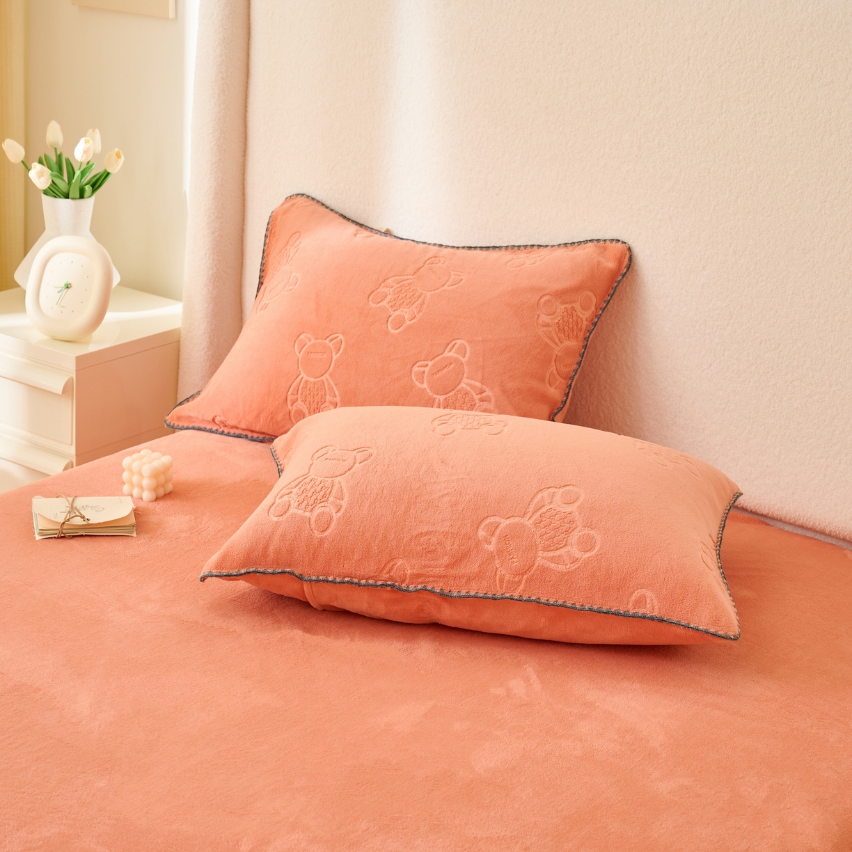 91家纺网 家纺一手货源 找家纺 21度C 2023新款布叮熊云朵压花绒包边三角针枕套 布叮熊三角针玫红