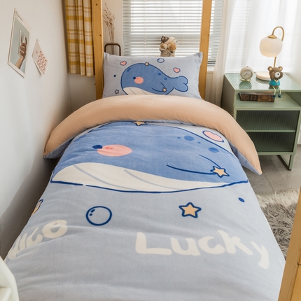 91家纺网 家纺一手货源 找家纺 宅部落 2023新款大版卡通牛奶绒三件套 21.幸运小鲸鱼