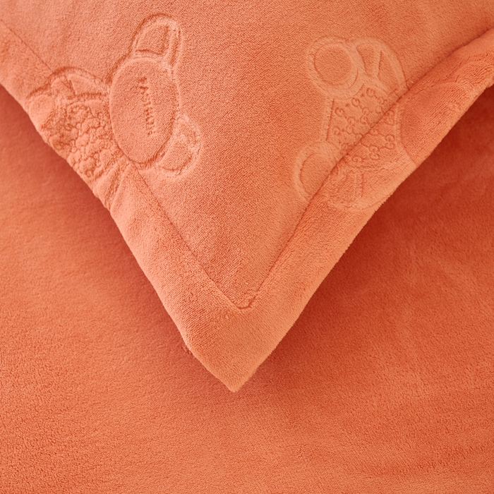 91家纺网 家纺一手货源 找家纺 21度C 2023新款布叮熊云朵压花绒包边三角针枕套 布叮熊包边款玫红