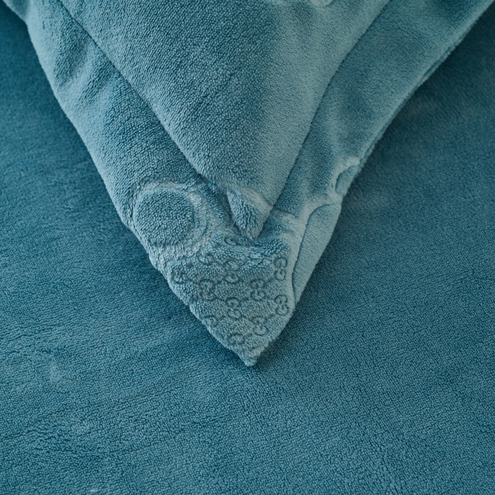 91家纺网 家纺一手货源 找家纺 21度C 2023新款布叮熊云朵压花绒包边三角针枕套 布叮熊包边款雾蓝