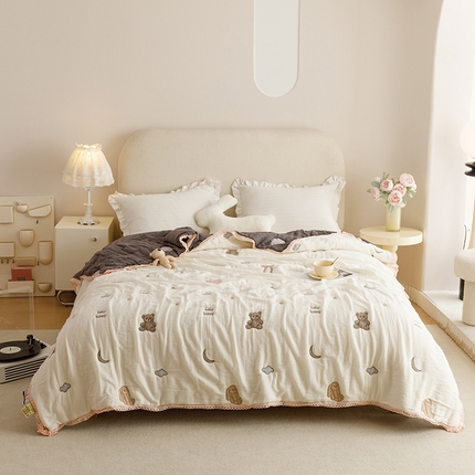 91家纺网 家纺一手货源 找家纺 （总）麻依 2023新款卡通款云朵纱泡芙被双层纱布春秋四季被子毛巾被