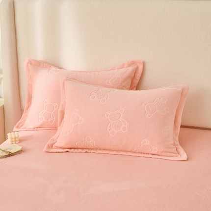 21度C 2023新款布叮熊云朵压花绒包边三角针枕套 布叮熊包边款浅粉