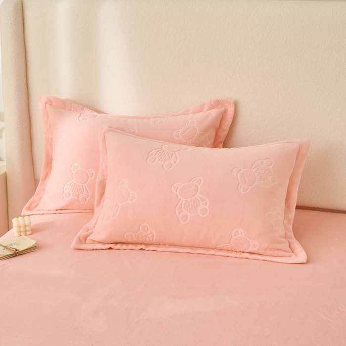 91家纺网 家纺一手货源 找家纺 21度C 2023新款布叮熊云朵压花绒包边三角针枕套 布叮熊包边款浅粉