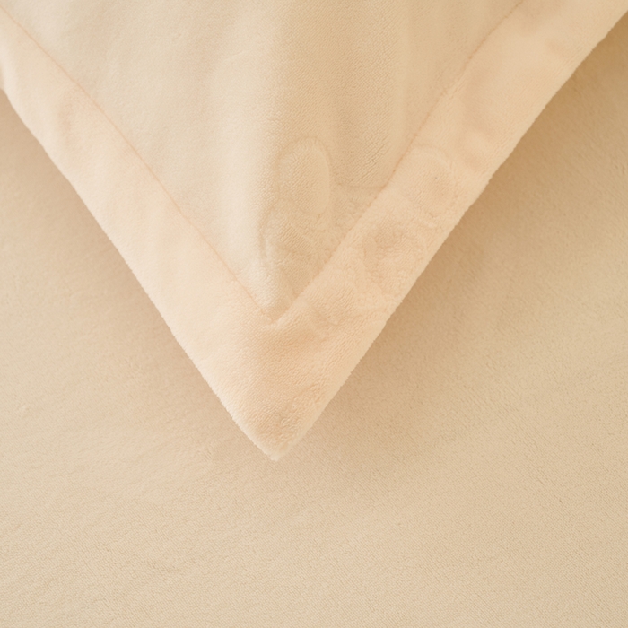 91家纺网 家纺一手货源 找家纺 21度C 2023新款布叮熊云朵压花绒包边三角针枕套 布叮熊包边款奶白