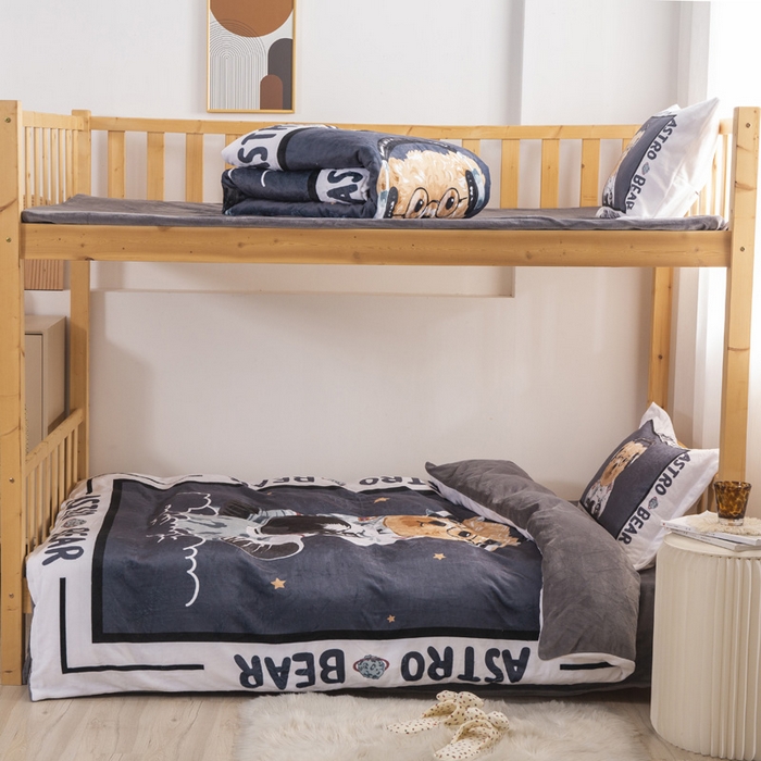 91家纺网 家纺一手货源 找家纺 宅部落 2023新款大版卡通牛奶绒三件套 6.太空熊