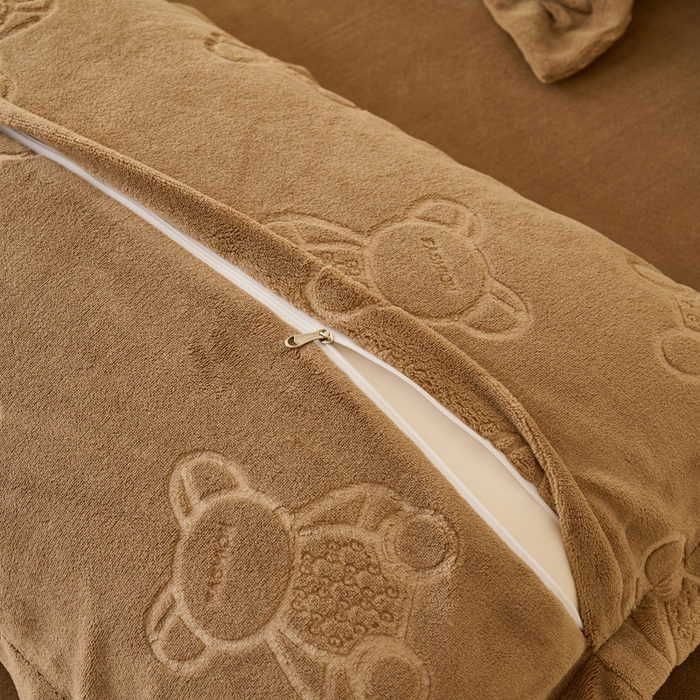 91家纺网 家纺一手货源 找家纺 21度C 2023新款布叮熊云朵压花绒包边三角针枕套 布叮熊包边款卡其