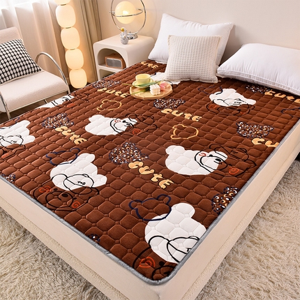 91家纺网 家纺一手货源 找家纺 爱上家居 2023新款印花牛奶绒床护垫床垫子床褥 乖乖熊咖