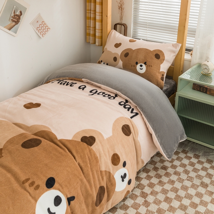 91家纺网 家纺一手货源 找家纺 宅部落 2023新款大版卡通牛奶绒三件套 2.可爱棕熊