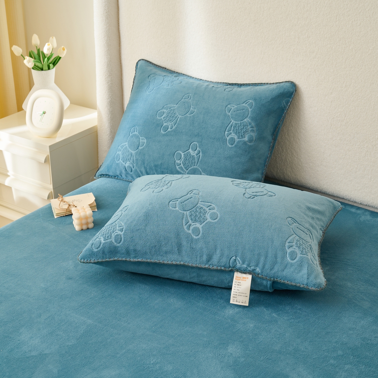91家纺网 家纺一手货源 找家纺 21度C 2023新款布叮熊云朵压花绒包边三角针枕套 布叮熊三角针雾蓝