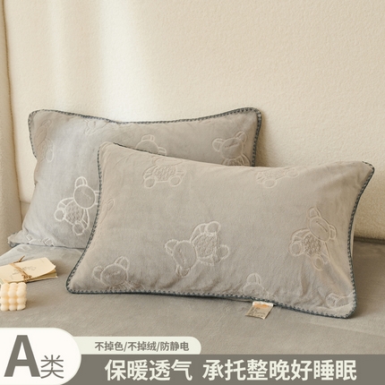 91家纺网 家纺一手货源 找家纺 21度C 2023新款布叮熊云朵压花绒包边三角针枕套 布叮熊三角针烟灰