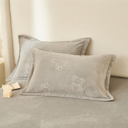 21度C 2023新款布叮熊云朵压花绒包边三角针枕套 布叮熊包边款烟灰