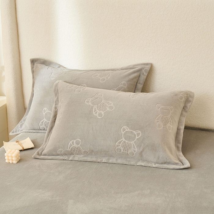 91家纺网 家纺一手货源 找家纺 21度C 2023新款布叮熊云朵压花绒包边三角针枕套 布叮熊包边款烟灰